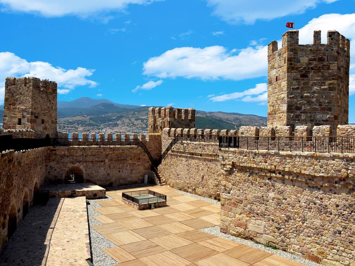 Schloss Candarli - Historisches Schloss in Izmir Dikili