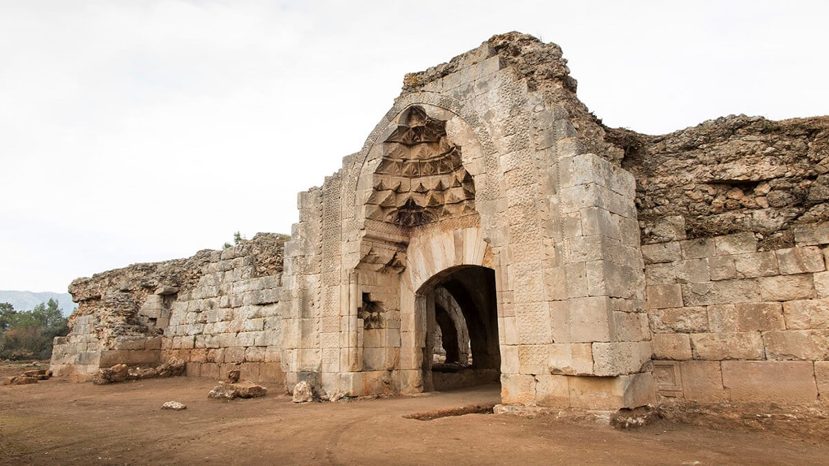 Besuchen Sie die historische Karawanserei – Evdirhan