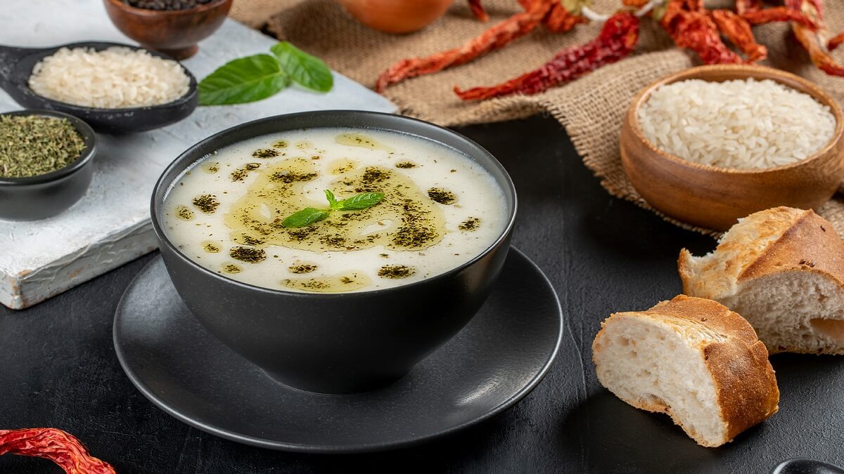 Joghurtsuppe nach türkischer Art (Yogurt Çorbası)
