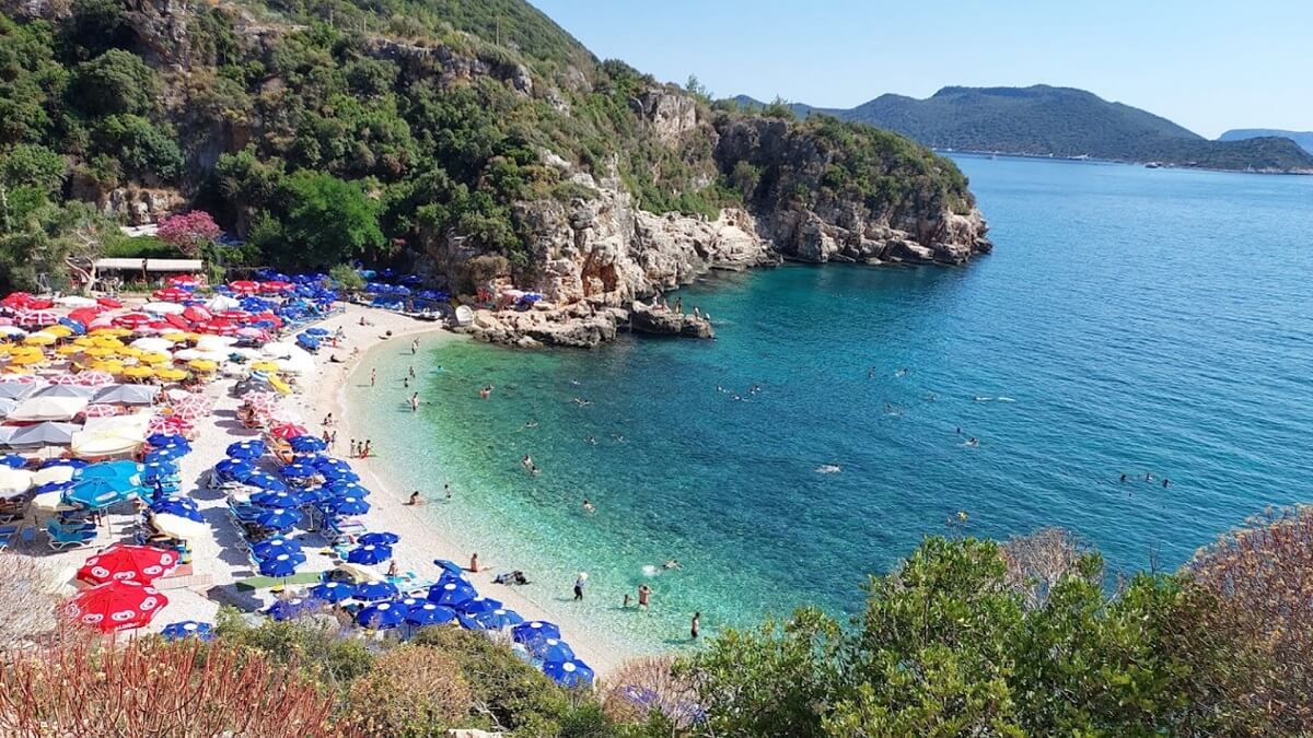 Strand von Buyukcakil Wo türkisfarbenes Wasser auf glatte Kieselsteine ​​in Kas trifft - Büyükçakıl Plajı - Kaş Antalya