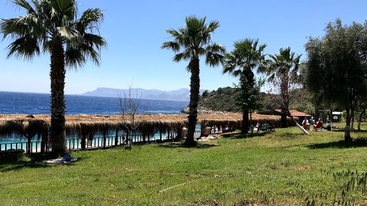 Sonne, Meer und Komfort Der einladende öffentliche Strand der Gemeinde Kas - Kaş Belediyesi Halk Plajı - Andifli Kaş Antalya
